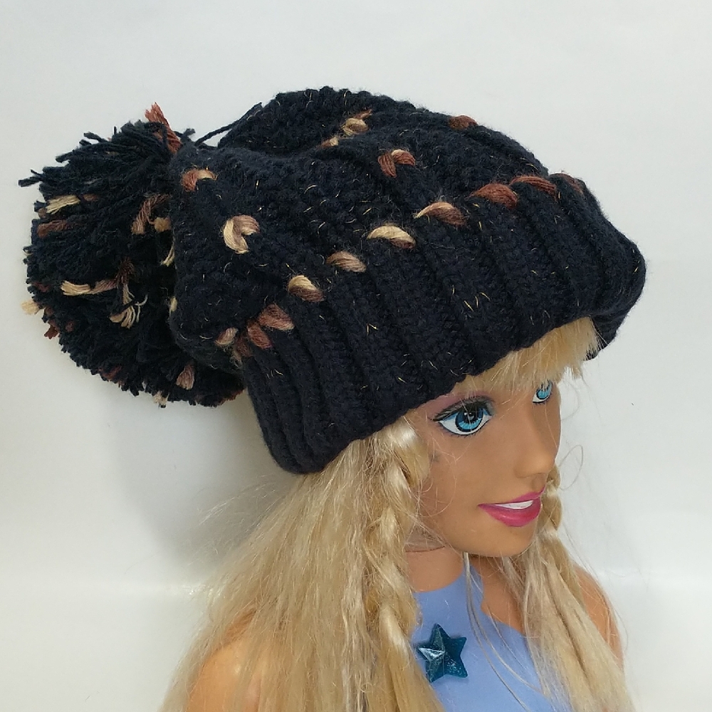 Stylish Black Knit Beanie with Pom-Pom